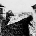 اصطبل و کبوترخانه، نخستین عکس تاریخ که بدست نیپس در سال ۱۸۲۶ گرفته‌شد